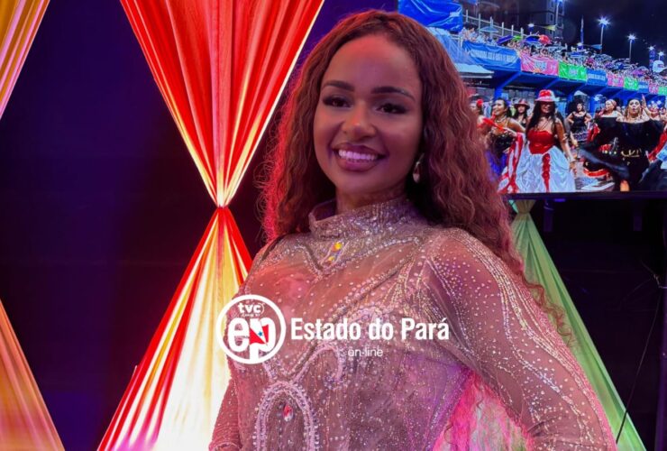 Natália Deodato posando pra foto