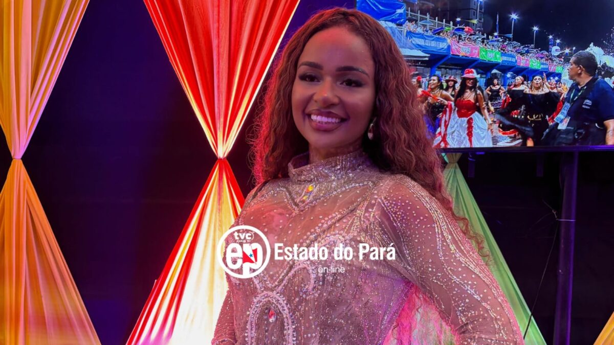 Natália Deodato posando pra foto