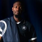 Novo zagueiro posa em apresentação no Remo