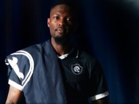 Novo zagueiro posa em apresentação no Remo