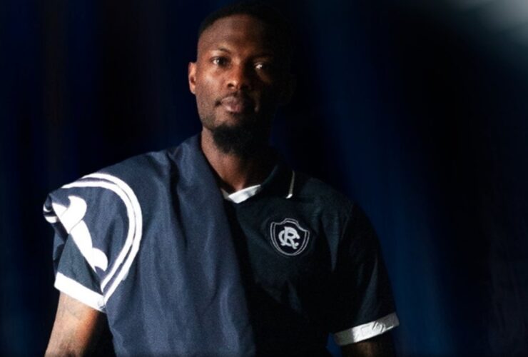 Novo zagueiro posa em apresentação no Remo