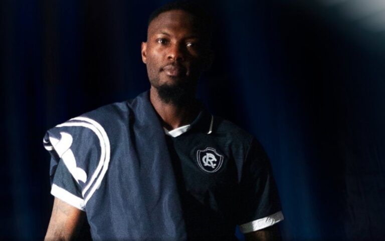 Novo zagueiro posa em apresentação no Remo