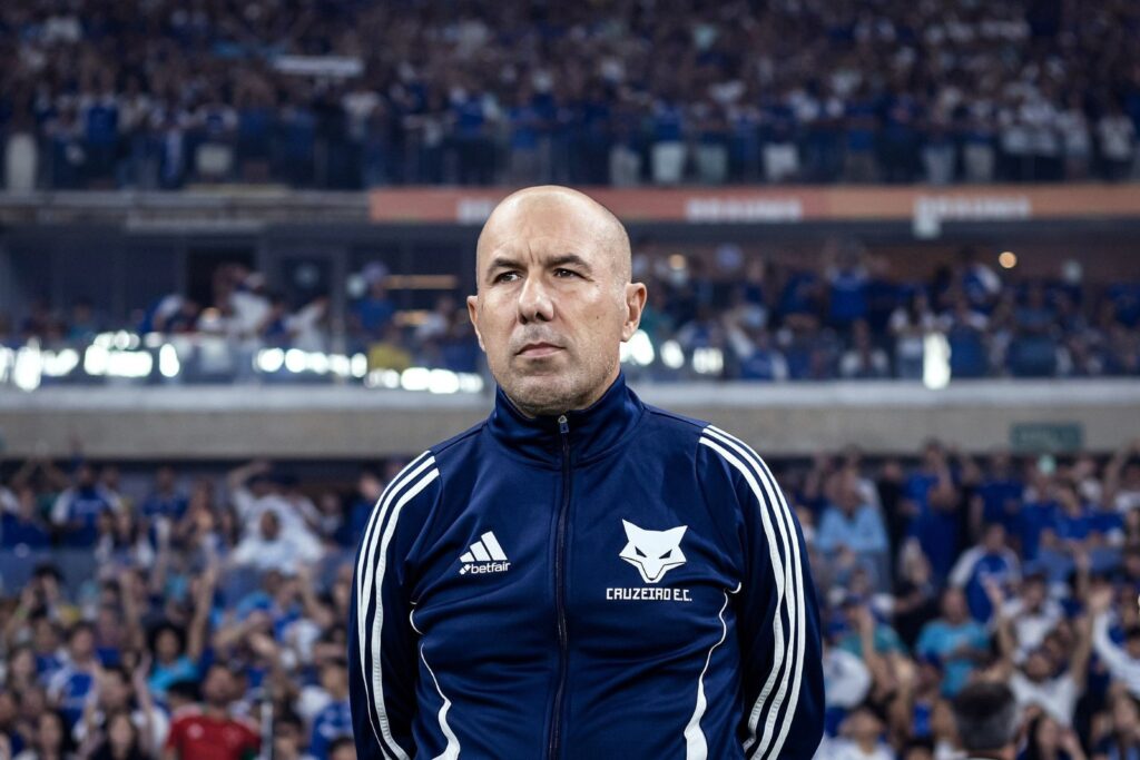Leonardo Jardim na beira do gramado comandando o Cruzeiro