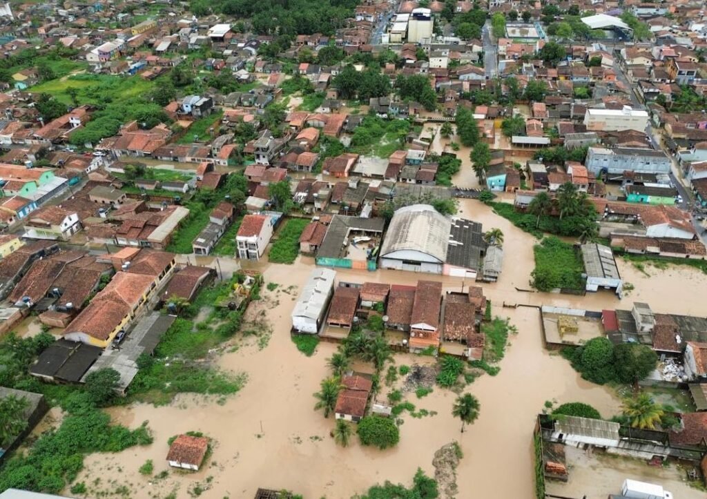 Ruas de Bragança alagadas após fortes chuvas no município.