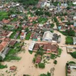 Ruas de Bragança alagadas após fortes chuvas no município.