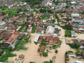 Ruas de Bragança alagadas após fortes chuvas no município.
