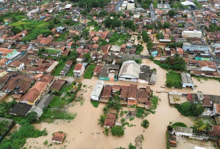 Ruas de Bragança alagadas após fortes chuvas no município.