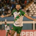 Paulo Rangel comemora gol da Tuna Luso Brasileira