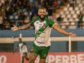 Paulo Rangel comemora gol da Tuna Luso Brasileira
