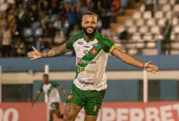 Paulo Rangel comemora gol da Tuna Luso Brasileira