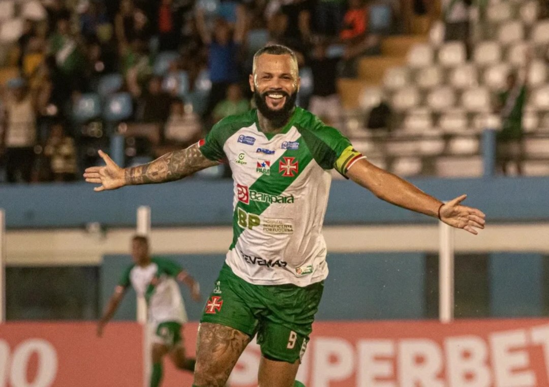 Paulo Rangel comemora gol da Tuna Luso Brasileira