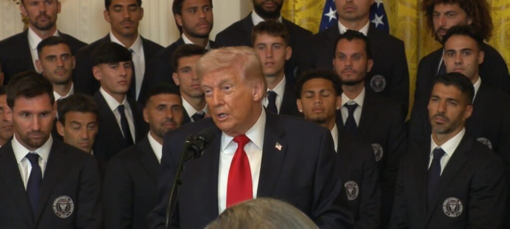 donald trump discursando com o time do inter miami ao fundo