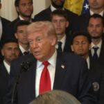 donald trump discursando com o time do inter miami ao fundo