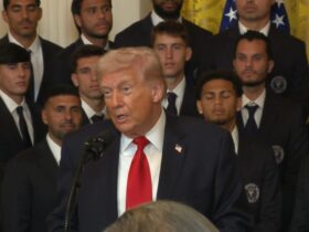 donald trump discursando com o time do inter miami ao fundo