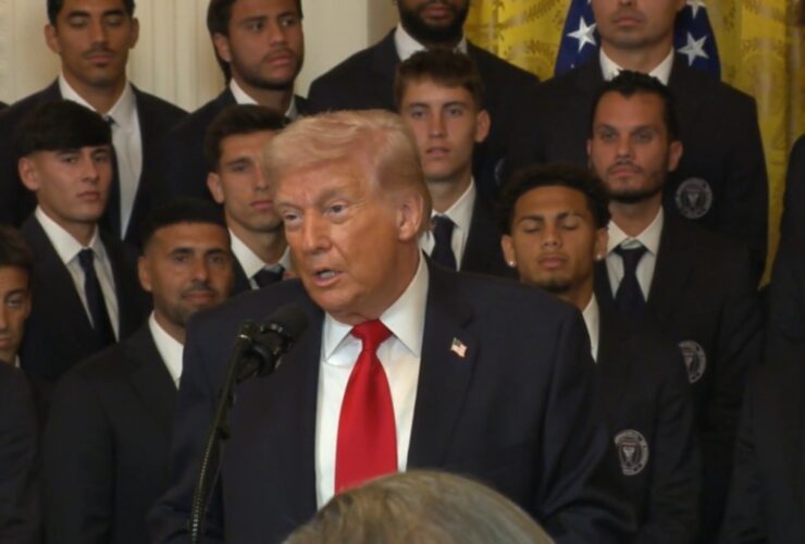 donald trump discursando com o time do inter miami ao fundo
