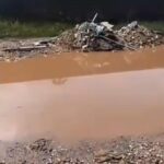 Registro de moradora da rua só lama e entulho