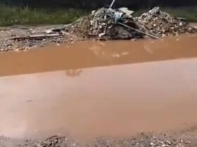 Registro de moradora da rua só lama e entulho