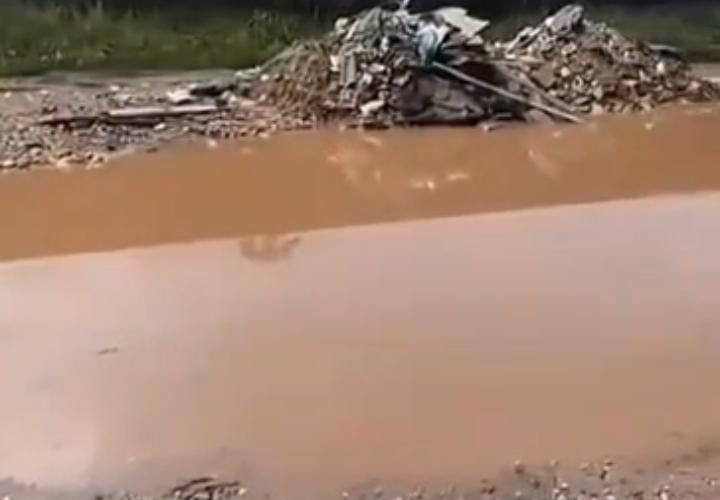 Registro de moradora da rua só lama e entulho