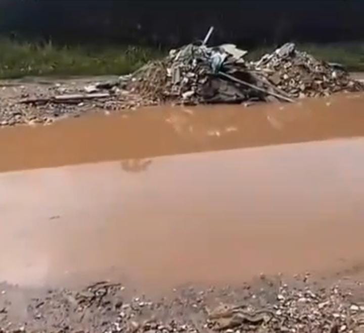 Registro de moradora da rua só lama e entulho