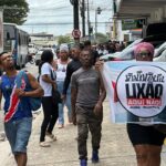manifestantes com cartazes
