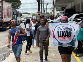 manifestantes com cartazes