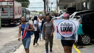 manifestantes com cartazes