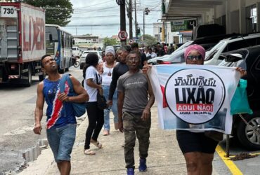 manifestantes com cartazes