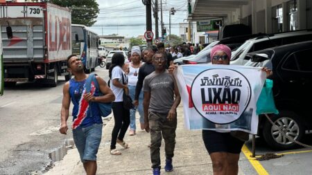 manifestantes com cartazes