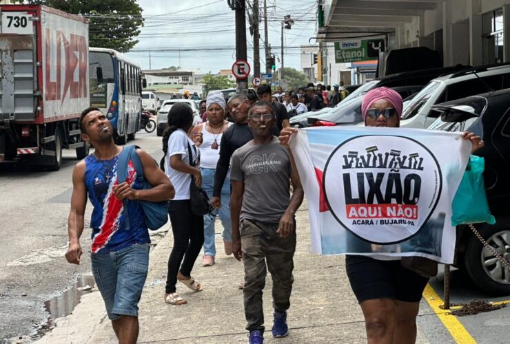manifestantes com cartazes