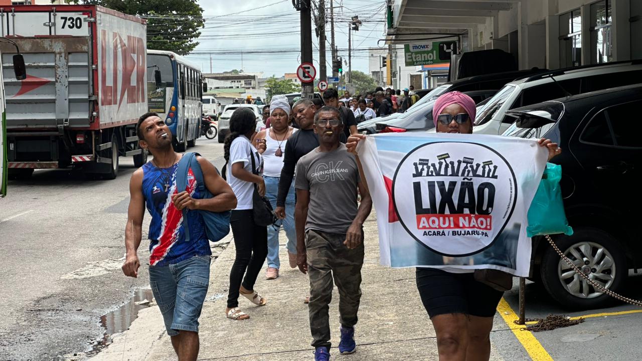 manifestantes com cartazes
