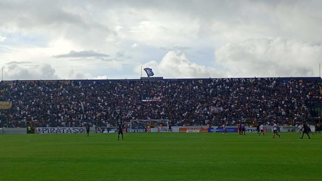 Arquibancada lotada de torcedores no Estádio Baenão