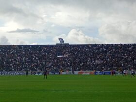 Arquibancada lotada de torcedores no Estádio Baenão