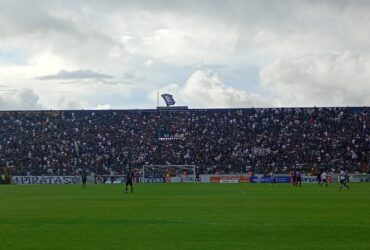 Arquibancada lotada de torcedores no Estádio Baenão