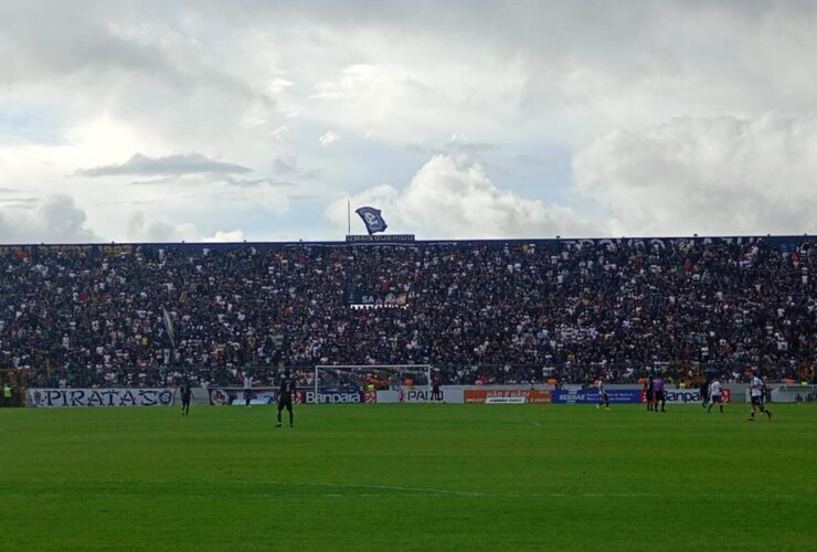 Arquibancada lotada de torcedores no Estádio Baenão
