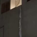 Lençóis amarrados para fora da janela