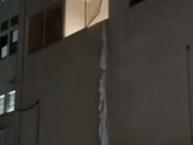 Lençóis amarrados para fora da janela