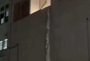 Lençóis amarrados para fora da janela