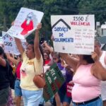 Mulheres carregam cartazes contra o feminicídio em marcha em Belém