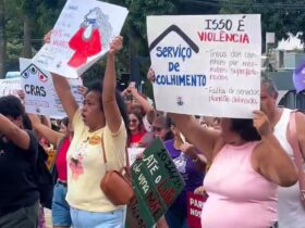 Mulheres carregam cartazes contra o feminicídio em marcha em Belém