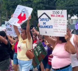 Mulheres carregam cartazes contra o feminicídio em marcha em Belém