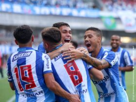 Jogadores do Paysandu comemorando gol no Mangueirão