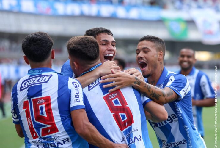 Jogadores do Paysandu comemorando gol no Mangueirão