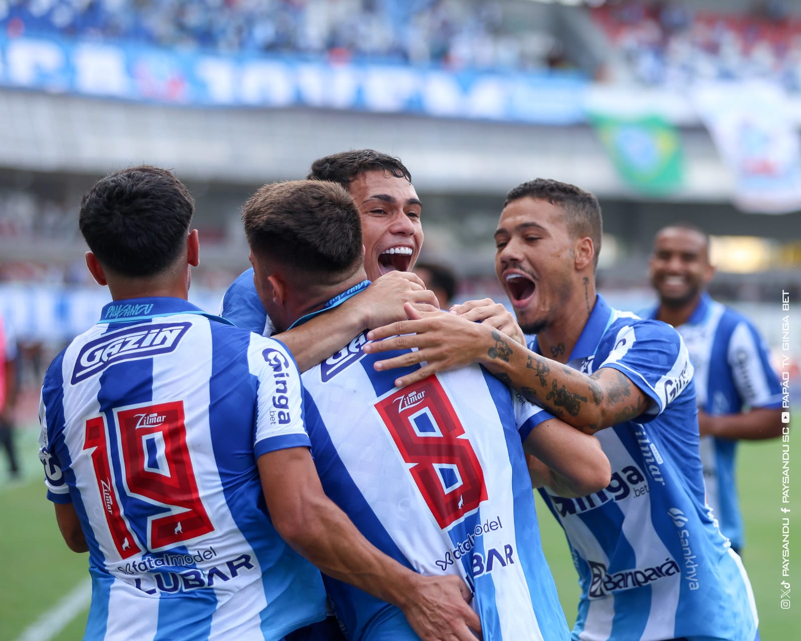 Jogadores do Paysandu comemorando gol no Mangueirão