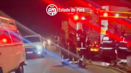 Corpo de Bombeiros trabalhando no local do incêndio