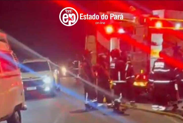 Corpo de Bombeiros trabalhando no local do incêndio