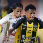 Jogadores de Castanhal e Nova Iguaçu disputando bola em campo