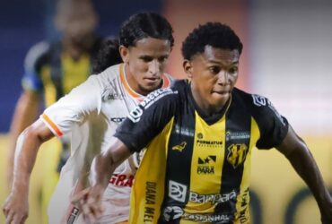 Jogadores de Castanhal e Nova Iguaçu disputando bola em campo