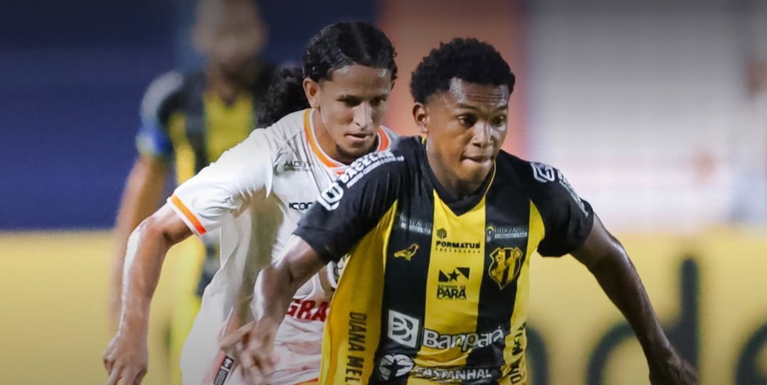 Jogadores de Castanhal e Nova Iguaçu disputando bola em campo