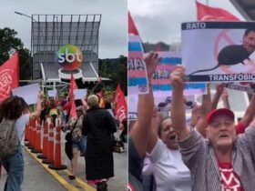 Manifestantes do MTST com placar e cartazes em frente ao SBT