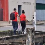 Casal atravessando canal em Belém